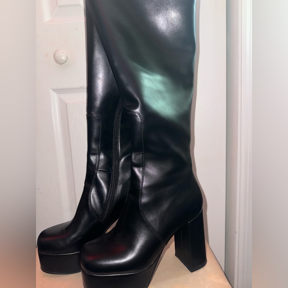 Purchased from dolls kill. Worn once. Brand new. Women’s size 6